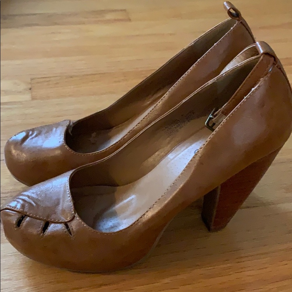 Brown chunky heel pump